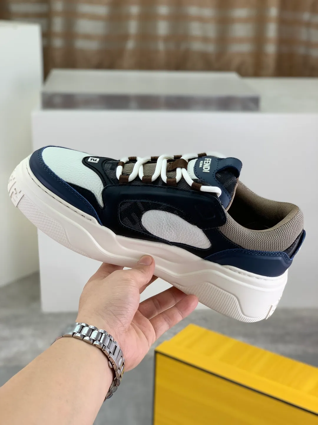 Men's men's shoes 💰P760 new style 💰💎💎💎 summer hot style [FENDI Fendi] top version 🆕New sneakers, wavy soles engraved with original words. Embossed Fendi Flow lettering on the heel. The upper is made of high-end calfskin and breathable materials. Original lining with tone-on-tone details decorated with innovative handcrafting techniques. Ultra-light and wear-resistant TPU and IP foam soles, overall lightweight and comfortable. Size:39-44 (38 45 can be customized)